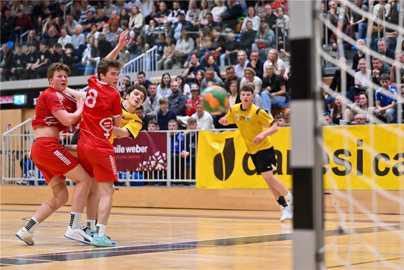 Jugend-Fußballturnier Youth Cup in Düdelinger Halle an Ostern mit begeisterten Zuschauern