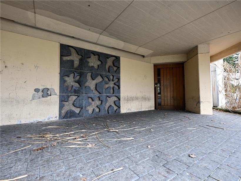 Verwitterte Kirchenfundamente mit sichtbaren Schäden durch den Zahn der Zeit und historischem Verfall