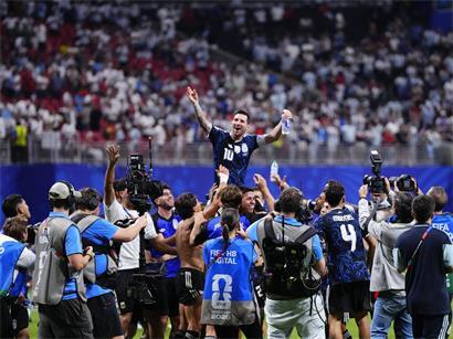 Der argentinische Stürmer Nr. 10, Lionel Messi, und der argentinische Mittelfeldspieler Nr. 20, Alexis Mac Allister, feiern nach dem Sieg im Halbfinalspiel der Fußball-Weltmeisterschaft 
