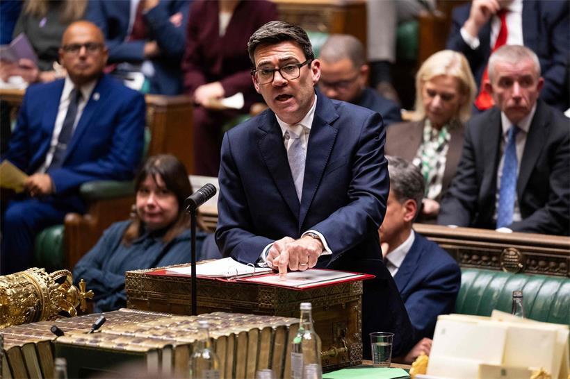 Der britische Premierminister Andy Burnham – hier während einer Debatte im Unterhaus – sucht den Draht zur heimischen Wirtschaft