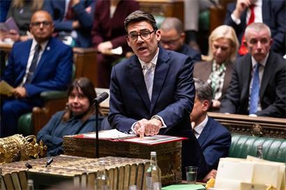 Der britische Premierminister Andy Burnham – hier während einer Debatte im Unterhaus – sucht den Draht zur heimischen Wirtschaft