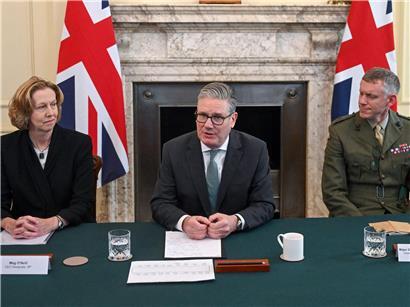 Keir Starmer diskutiert mit BP-Chefin Meg O’Neill und Generalmajor Richard Cantrill Sicherheitsprobleme in der Straße von Hormus