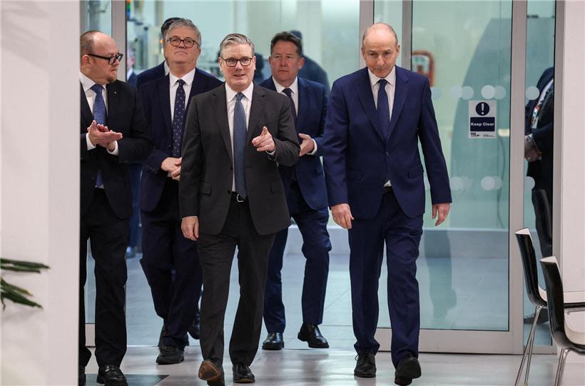 Keir Starmer und Michael Martin besuchen Labor im Tyndall National Institute, Cork, Irland, bei offiziellem Regierungsbesuch.