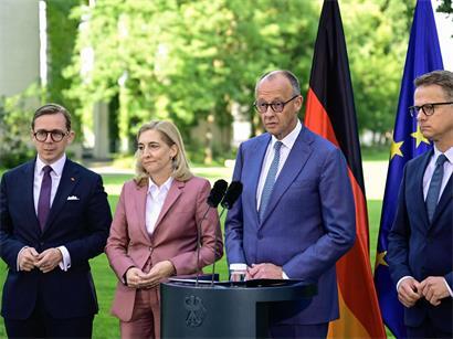 Der deutsche Bundeskanzler Friedrich Merz (2.v.r.) hat einige Personalwechsel vorgenommen, an denen Philipp Amthor (l.), Nina Warken und Carsten Linnemann (r.) beteiligt sind