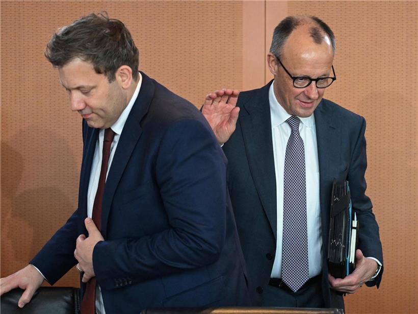 Friedrich Merz und Finanzminister Lars Klingbeil diskutieren die prekäre Haushaltslage in Deutschland