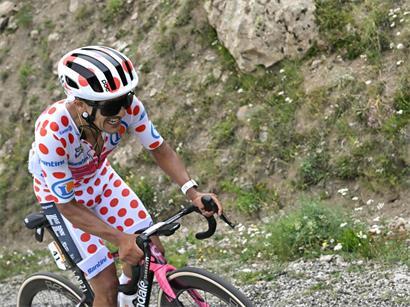 Der ecuadorianische Fahrer Richard Carapaz vom Team EF Education – EasyPost verteidigt das das gepunktete Trikot des „Bergkönigs“