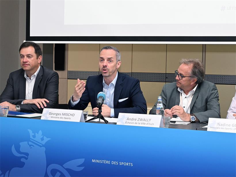 Der ehemalige Sportminister Georges Mischo (Mitte) hatte das Projekt Sportministerium mit seinem Premier Conseiller François Knaff (l.) und dem Escher Schöffen André Zwally im Juni 2025 vorgestellt. Wenige Monate später trat er zurück.