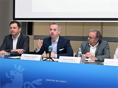 Der ehemalige Sportminister Georges Mischo (Mitte) hatte das Projekt Sportministerium mit seinem Premier Conseiller François Knaff (l.) und dem Escher Schöffen André Zwally im Juni 2025 vorgestellt. Wenige Monate später trat er zurück.