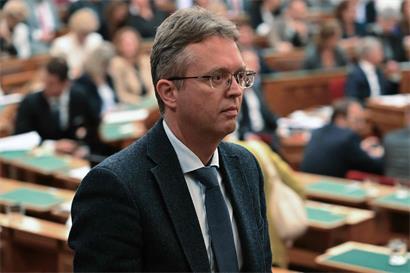 Der ehemalige ungarische Kulturminister Balazs Hanko, dem der Missbrauch von 46 Millionen Euro vorgeworfen wird, ist einer der ersten ehemaligen Fidesz‑Minister, die verhaftet wurden