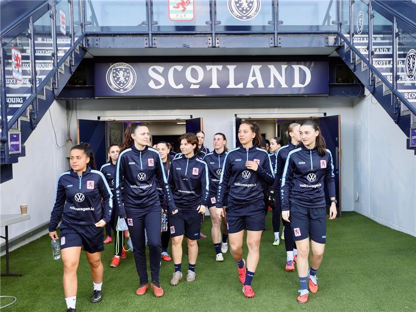 Erster Blick auf den Fußballrasen und die beeindruckende Stadionkulisse mit erwarteten 4.000 Zuschauern