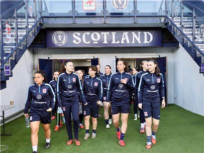Erster Blick auf den Fußballrasen und die beeindruckende Stadionkulisse mit erwarteten 4.000 Zuschauern
