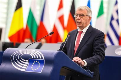 Der fraktionslose Fernand Kartheiser wurde im Juni 2025 von seiner ursprünglichen Fraktion im EU-Parlament „Europa der Konservativen und Reformer“ wegen einer Russlandreise ausgeschlossen