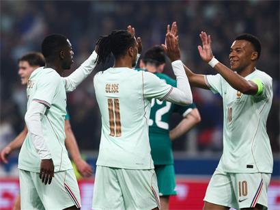 Französisches Fußballteam mit Dembélé, Olise und Mbappé beim Angriff in einem internationalen Spiel