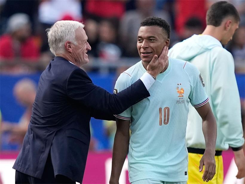 Didier Deschamps feiert mit Kylian Mbappé nach Sieg der französischen Fußballnationalmannschaft