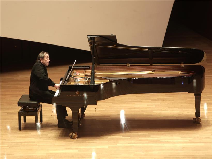 Pierre-Laurent Aimard am Flügel während Konzert in der Philharmonie, französischer Pianist live zu Gast
