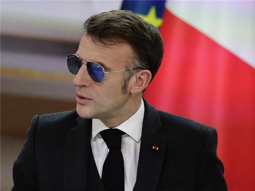 Emmanuel Macron spricht während einer Sitzung im Élysée-Palast, französischer Präsident bei offizieller Ansprache