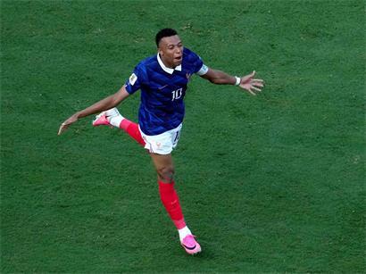 Kylian Mbappé jubelt nach seinem ersten Tor für die französische Fußballnationalmannschaft