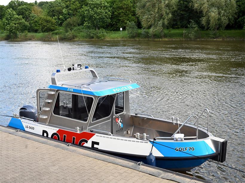 Moselkreuzer der Luxemburger Armee auf dem Wasser, Symbol militärischer Stärke und Stolz, verschwunden am Montag