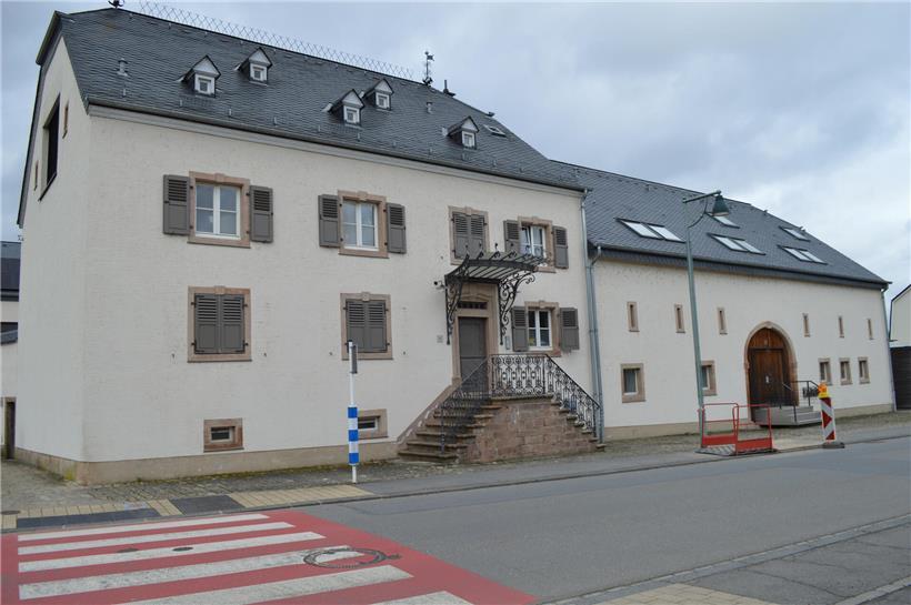 Renovierter historischer Dreikanthof Nelsonshaff aus dem 18. Jahrhundert gegenüber dem ehemaligen Rathaus als Wohnhaus