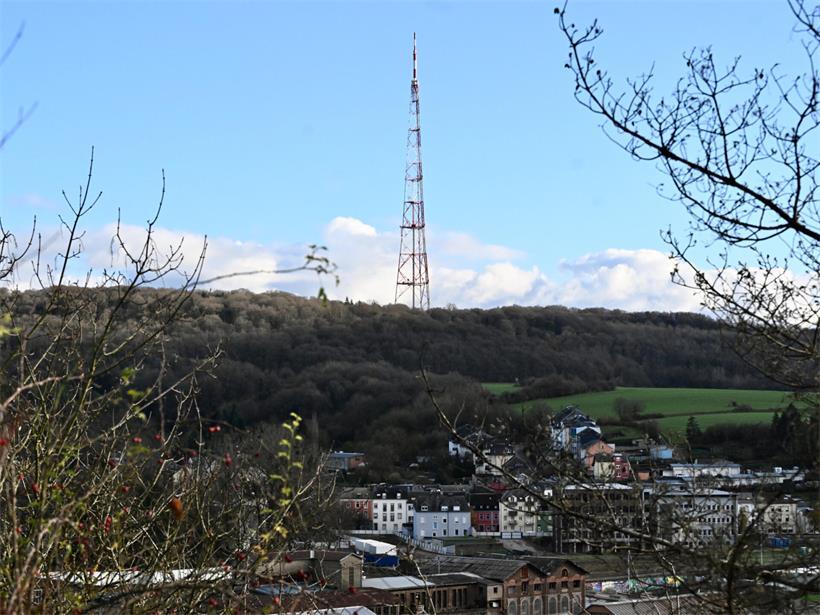 Der heutige Düdelinger Fernsehturm ist genau 285 m hoch, vor dem Unfall 1981 waren es sogar 45 Meter mehr