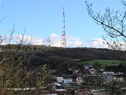 Der heutige Düdelinger Fernsehturm ist genau 285 m hoch, vor dem Unfall 1981 waren es sogar 45 Meter mehr