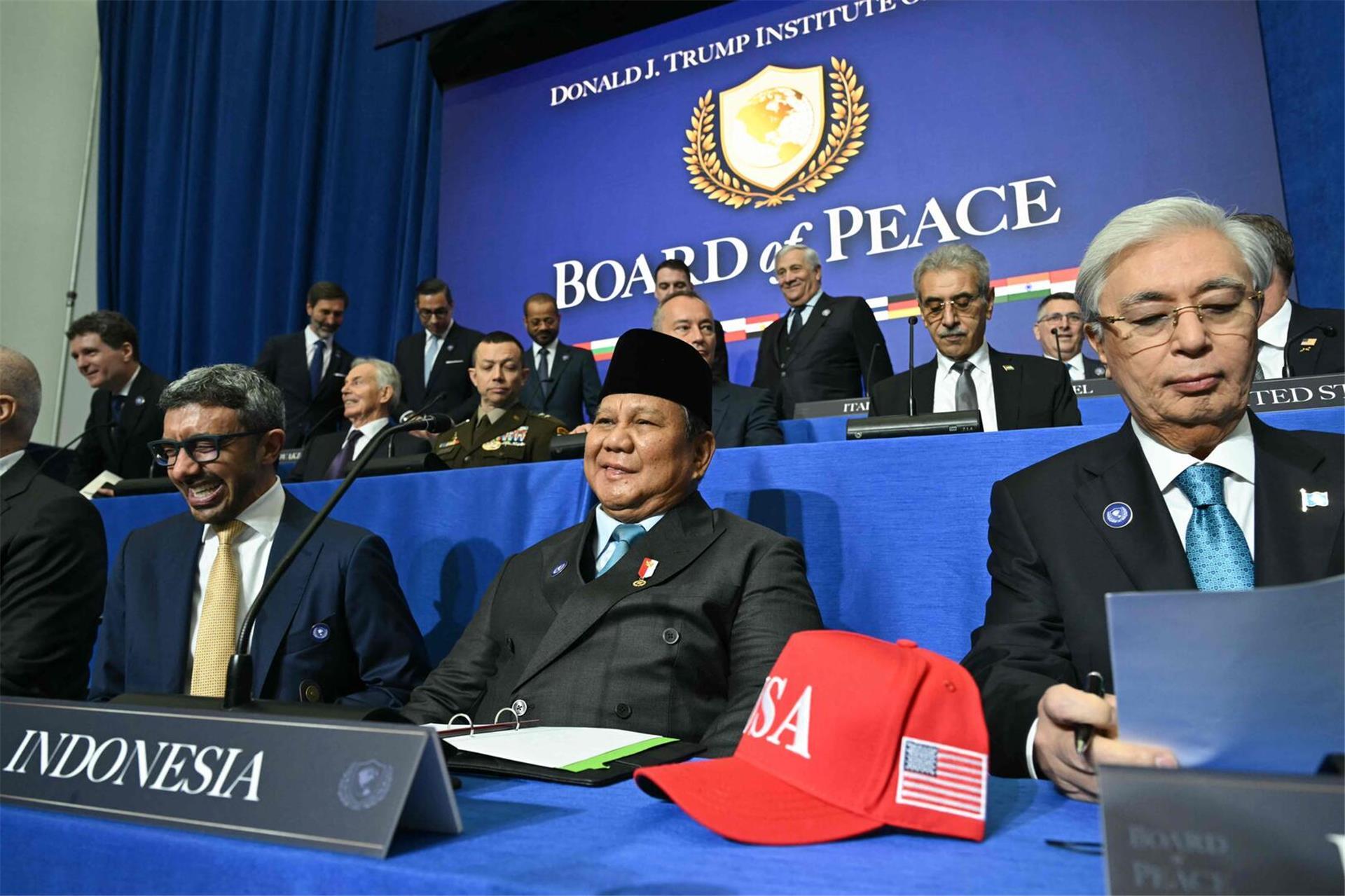 Indonesischer Präsident Prabowo Subianto und kasachischer Präsident Kassym-Jomart Tokayev beim Treffen im US Institute of Peace, Washington