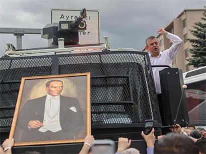Der inzwischen abgesetzte Vorsitzende der oppositionellen Republikanischen Volkspartei (CHP) der Türkei, Özgür Özel, spricht im Mai 2026 in Ankara zu seinen Anhängern, nachdem die Polizei zuvor die Parteizentrale in der Hauptstadt gestürmt hatte