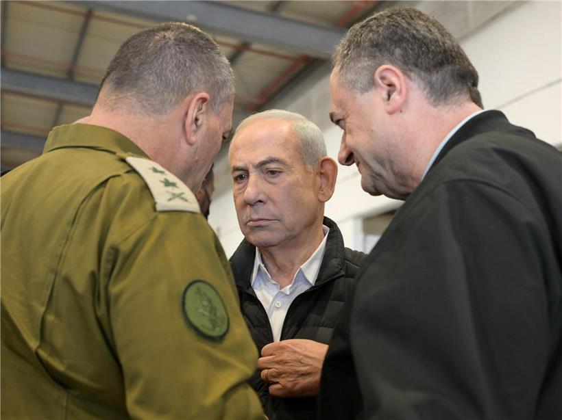 Benjamin Netanjahu besucht Luftwaffenstützpunkt Palmachim mit Verteidigungsminister Israel Katz und Generalstabschef Eyal Zamir