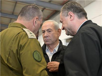 Benjamin Netanjahu besucht Luftwaffenstützpunkt Palmachim mit Verteidigungsminister Israel Katz und Generalstabschef Eyal Zamir