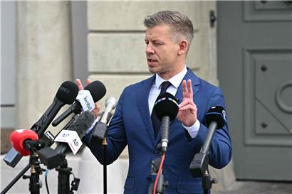 Peter Magyar, zukünftiger ungarischer Regierungschef, spricht vor von Orbáns Fidesz kontrollierten Staatsmedien in Ungarn