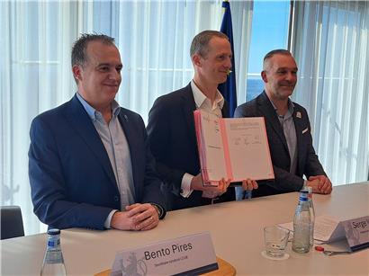 Unterschrift des neuen Kollektivvertrags für Staatsbedienstete, gültig ab 1. Mai, offizielles Dokument und Handschlag