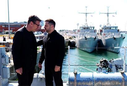 Der neue britische Premierminister Andy Burnham (l.) empfing am Montag den ukrainischen Präsidenten Wolodymyr Selenskyj auf dem britischen Marinestützpunkt Portsmouth