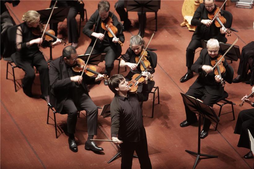 Joshua Bell spielt Geige live in der Philharmonie – preisgekrönter Geiger bei Konzertaufführung
