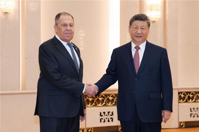 Russischer Außenminister Sergej Lawrow schüttelt Präsident Xi Jinping in Peking die Hand bei diplomatischem Treffen