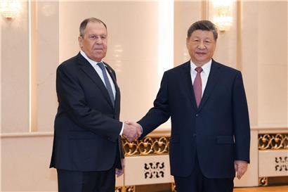 Russischer Außenminister Sergej Lawrow schüttelt Präsident Xi Jinping in Peking die Hand bei diplomatischem Treffen