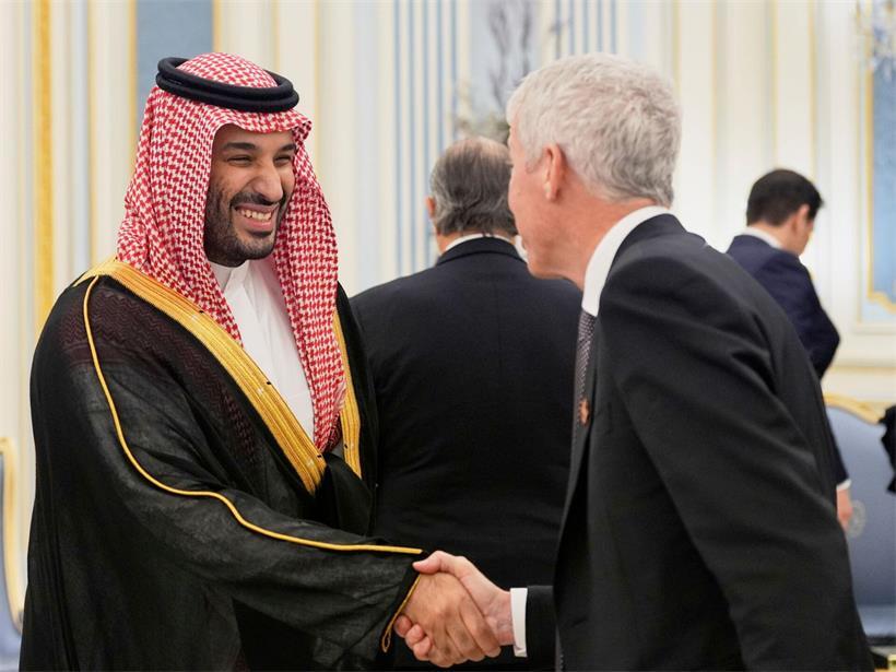 Der saudische Kronprinz Mohammed bin Salman begrüßt Chris Wright, US-Energieminister, im Königspalast in Riad