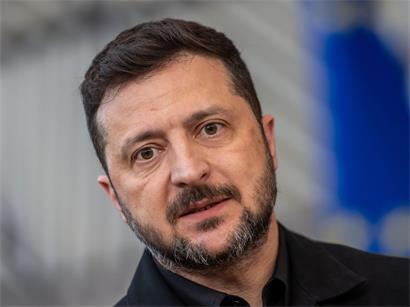 Porträt des ukrainischen Präsidenten Wolodymyr Selenskyj in formeller Kleidung vor neutralem Hintergrund