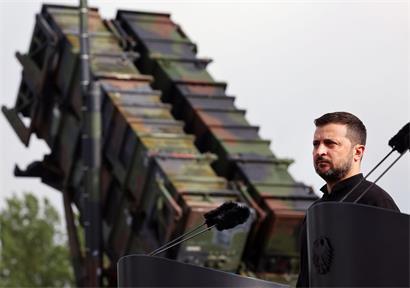 Der ukrainische Präsident Wolodymyr Selenskyj steht vor einem Flugabwehrraketensystem vom Typ „Patriot“: Die Ukraine braucht das System, um russische Raketen abwehren zu können