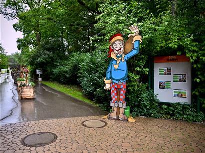 Alt-Tag: Der bekannte Riese des Landes steht imposant und lädt Besucher zum Entdecken ein