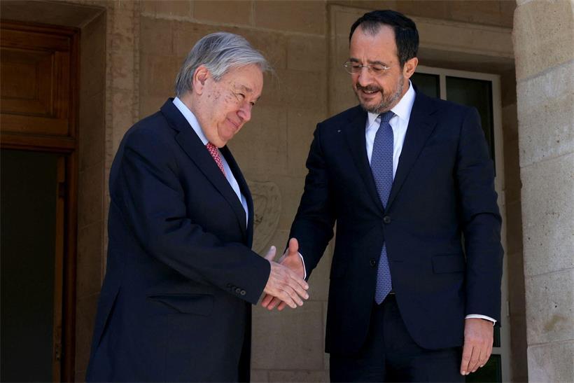 Der zypriotische Präsident Nikos Christodoulidis (r.) begrüßt UN-Generalsekretär António Guterres in Nikosia