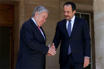 Der zypriotische Präsident Nikos Christodoulidis (r.) begrüßt UN-Generalsekretär António Guterres in Nikosia