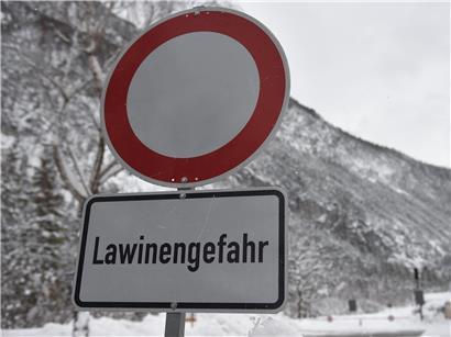 Lawinengefahr in europäischen Skigebieten bei winterlichen Berglandschaften unter Schneebedingungen