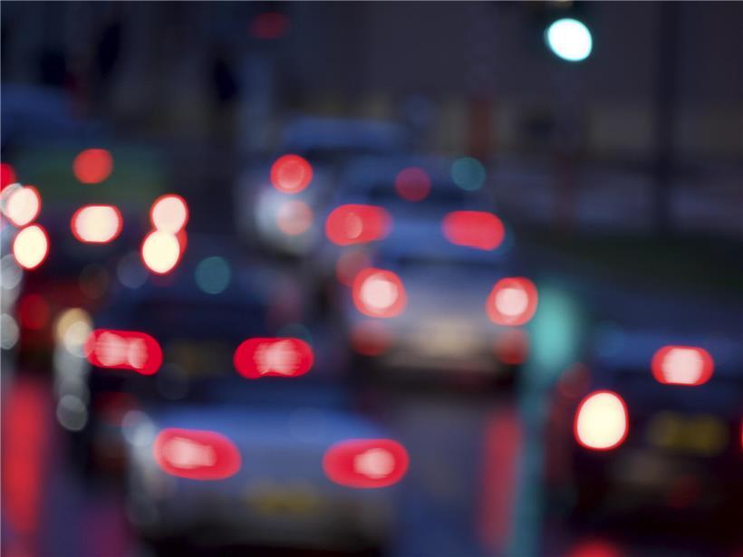 Stau auf der A4 Richtung Hollerich mit wartenden Fahrzeugen und geduldigen Autofahrern im dichten Verkehr