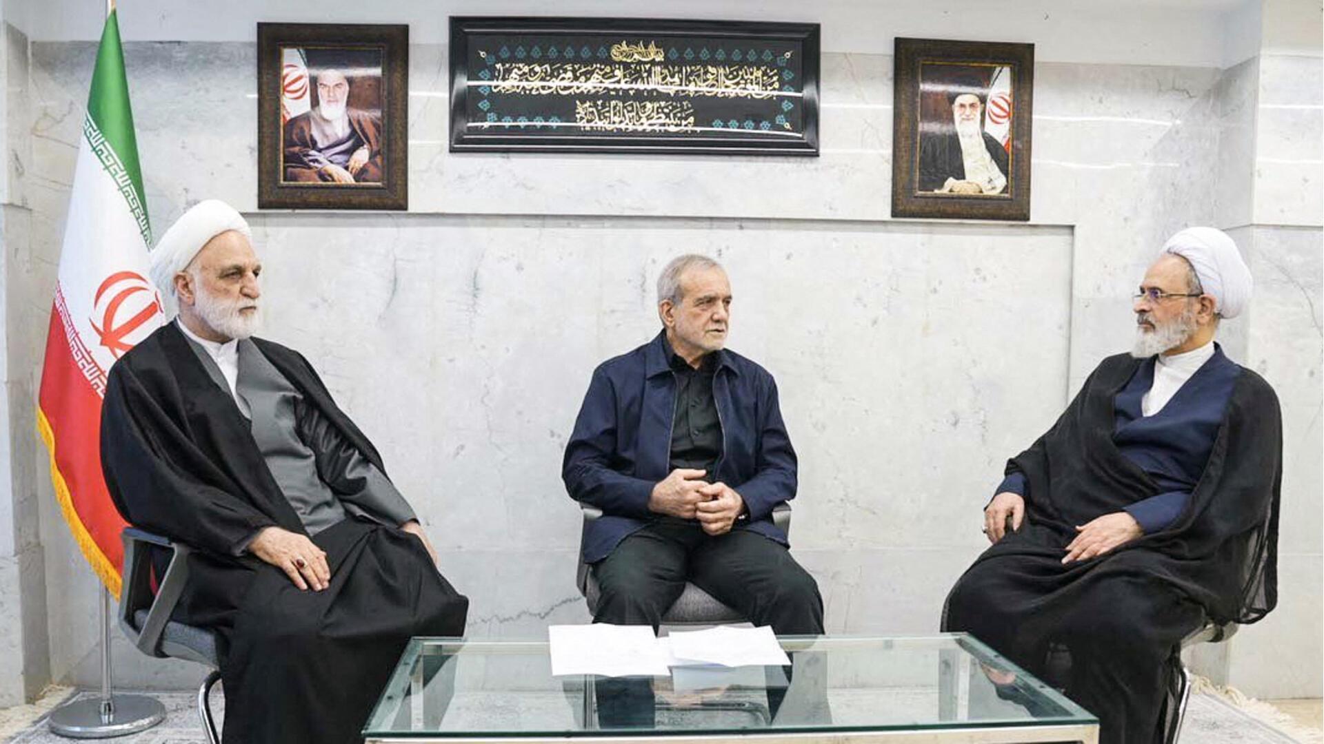 Triumvirat der iranischen Führung: Präsident Massud Peseschkian, Justiz-Chef Gholamhossein Mohseni Edschei und Wächterratsmitglied Aliresa Arafi.