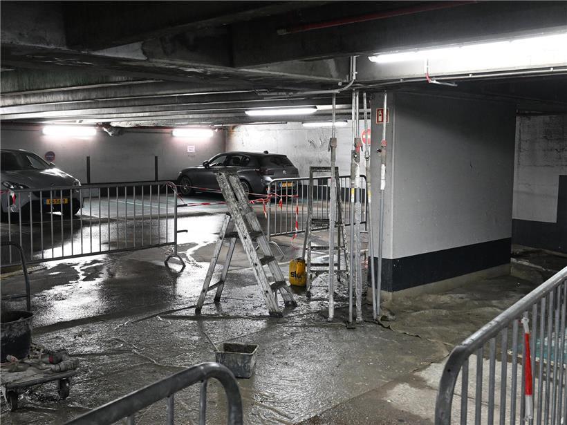 Tiefgaragen-Instandsetzung mit Bauarbeitern und Maschinen bei Reparaturarbeiten in moderner Tiefgarage