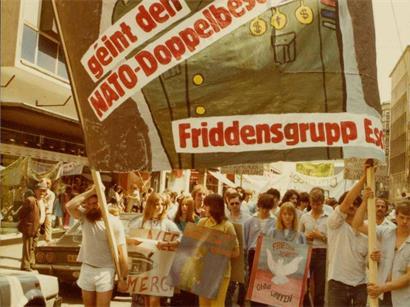 Des membres du Lëtzebuerger Friddenskomitee d‘Esch lors d‘une manifestation pour la paix à Luxembourg-Ville (photographe inconnu; collection privée de François Bausch)