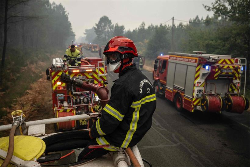 Des pompiers opèrent depuis un convoi de véhicules d’incendie près de la ville de Lacanau, dans le sud-ouest de la France