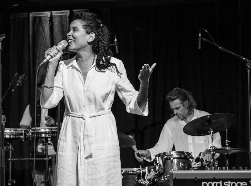 Porträt von Mary-Ann Meyers mit Motiven zu Freiheit, Vielfalt, Menschlichkeit und Natur in farbenfroher Kunst