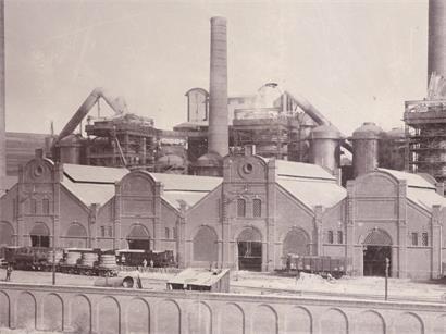 Détail d’une photo de l’usine de Terre Rouge prise à la fin du XIXe s. montrant l’aspect extérieur des halles de coulée