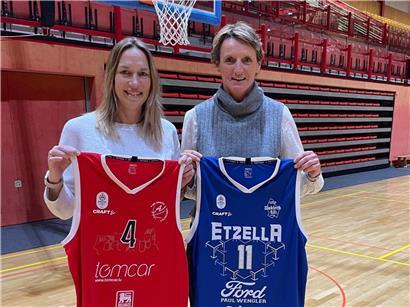 Diane Becker und Joëlle Scharlé zeigen stolz die Trikots ihrer Söhne Noé und Eric vor Pokalfinale am Samstag